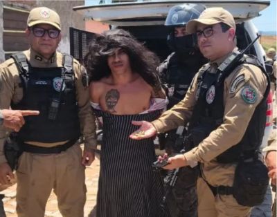 Homem preso vestido de mulher diz à polícia que matou cerca de 80 pessoas na Paraíba