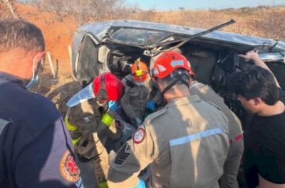 Bombeiros resgatam três pessoas presas às ferragens de veículo após capotamento na BR-230, no Alto Sertão da PB